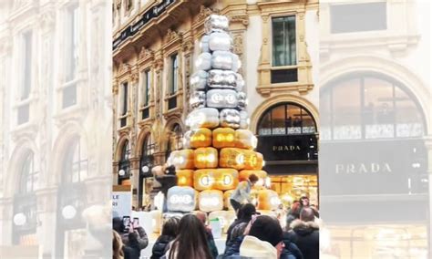 albero gucci natale|Milano, Gucci non pulirà l'albero imbrattato da Ultima  .